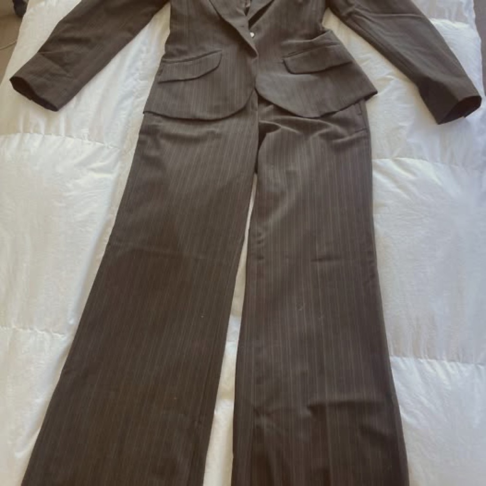 Laundry by Shelli Segal pinstriped suit, size 6